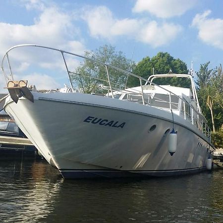 Hôtel Eucala Motor Yacht à East Molesey Extérieur photo