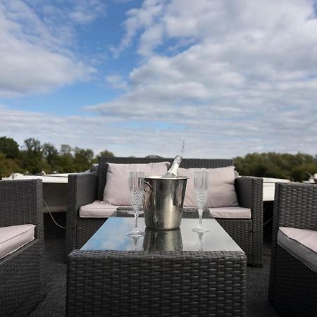 Hôtel Eucala Motor Yacht à East Molesey Extérieur photo