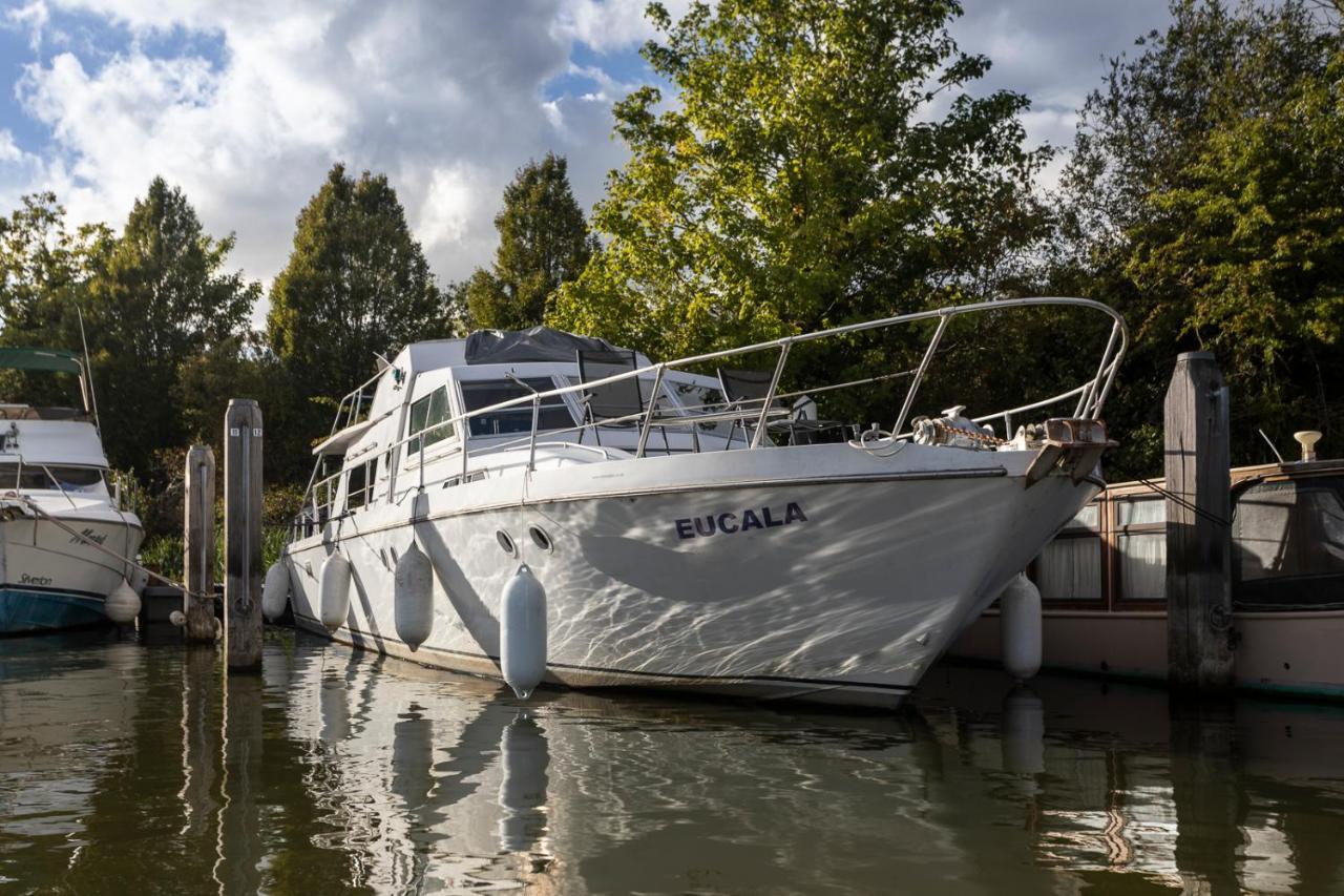 Hôtel Eucala Motor Yacht à East Molesey Extérieur photo
