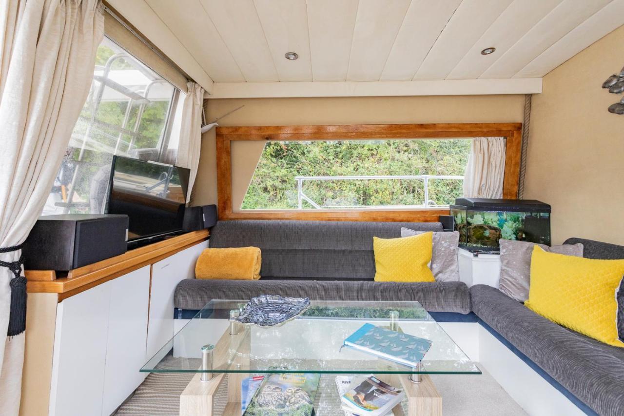 Hôtel Eucala Motor Yacht à East Molesey Extérieur photo