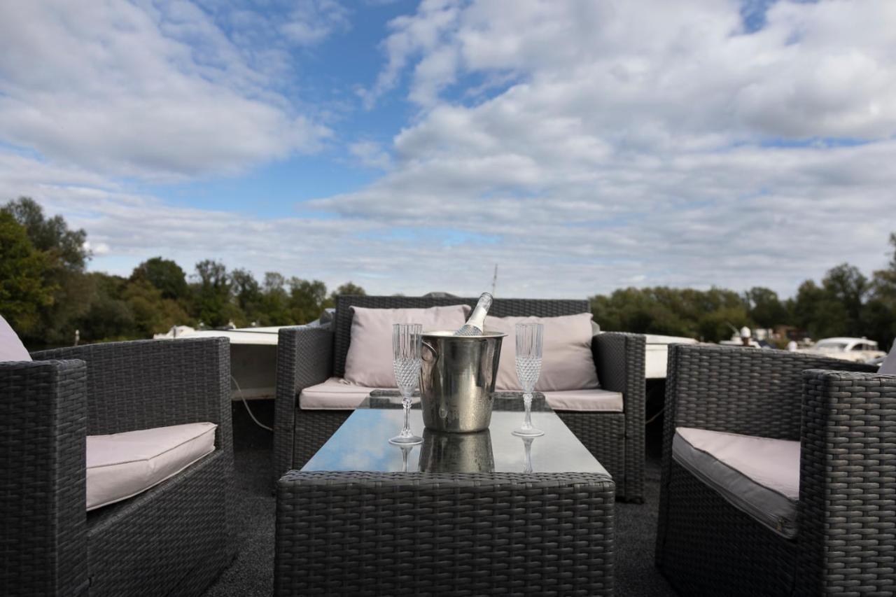 Hôtel Eucala Motor Yacht à East Molesey Extérieur photo