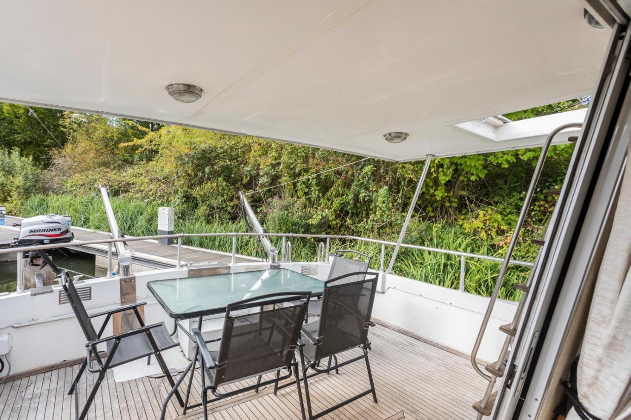 Hôtel Eucala Motor Yacht à East Molesey Extérieur photo