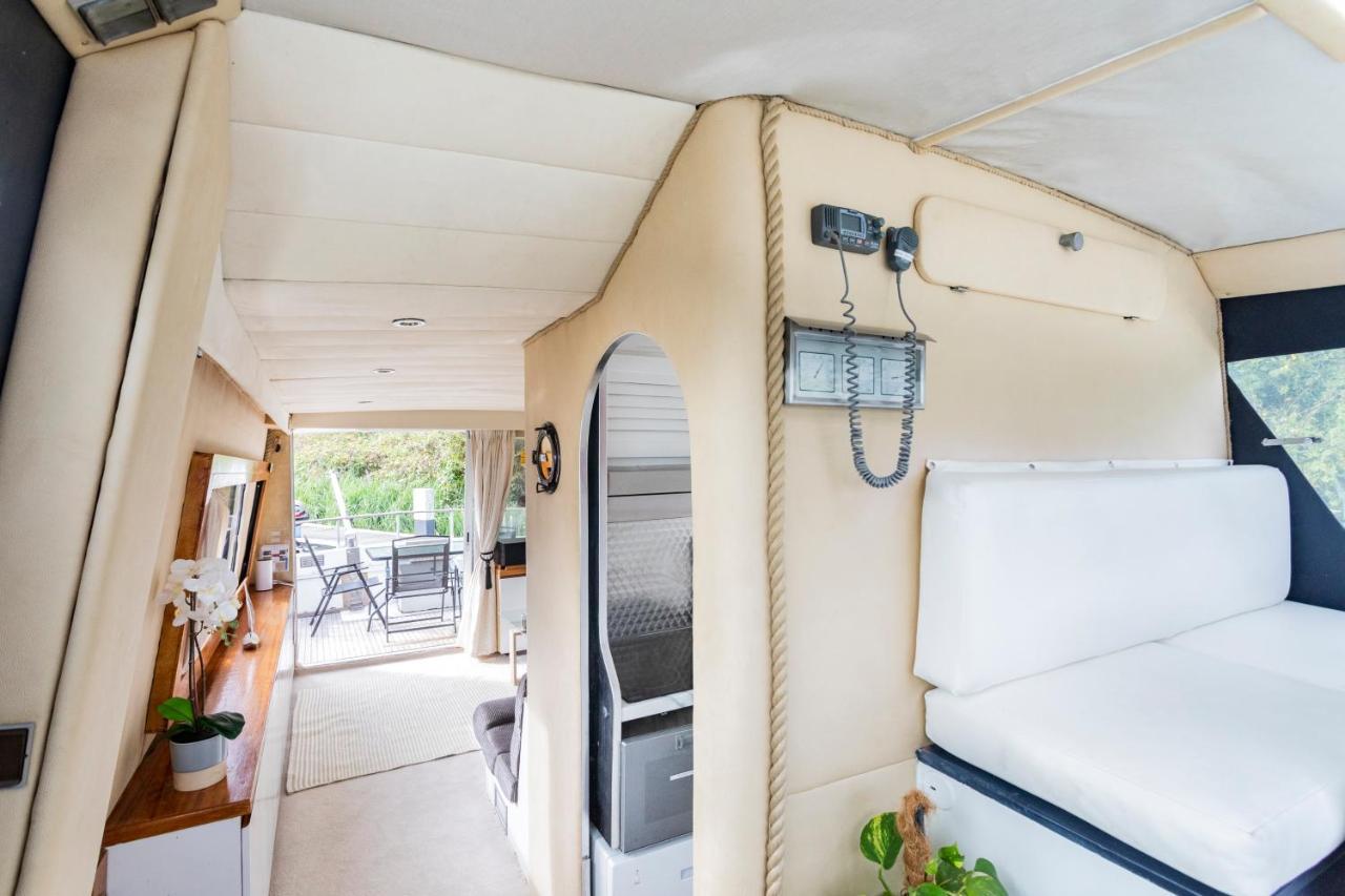 Hôtel Eucala Motor Yacht à East Molesey Extérieur photo