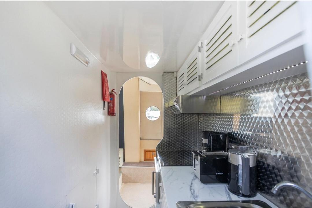 Hôtel Eucala Motor Yacht à East Molesey Extérieur photo
