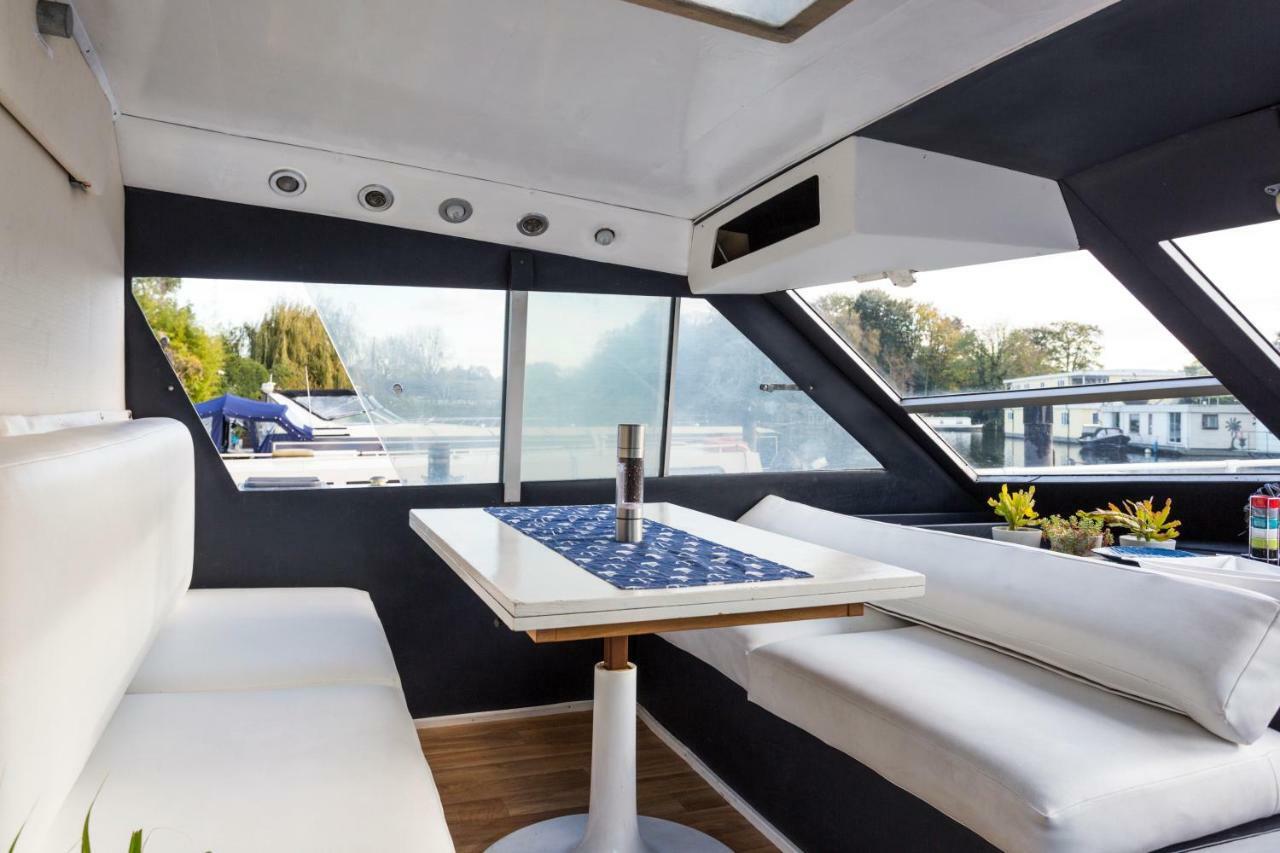 Hôtel Eucala Motor Yacht à East Molesey Extérieur photo