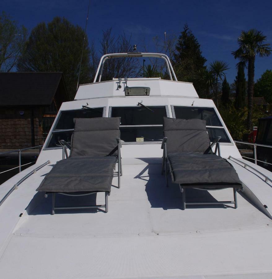 Hôtel Eucala Motor Yacht à East Molesey Extérieur photo