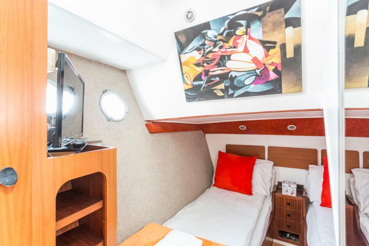 Hôtel Eucala Motor Yacht à East Molesey Extérieur photo